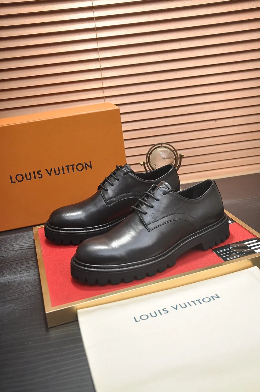 Men's men's shoes 💰640💶 [LV] (original single cowhide lining) 🍀LV's latest genuine leather business suit shoes are launched simultaneously on the official website. The first-layer cowhide imported from Italy is made of heavy gold, 💥official website 1:1 rubber outsole. Versatile to wear, high-end without losing class, and the color combination is extraordinary. This four-season style is alluring when worn on your feet, showing off your big-name flair. Standard code 38-45 (45 customized)